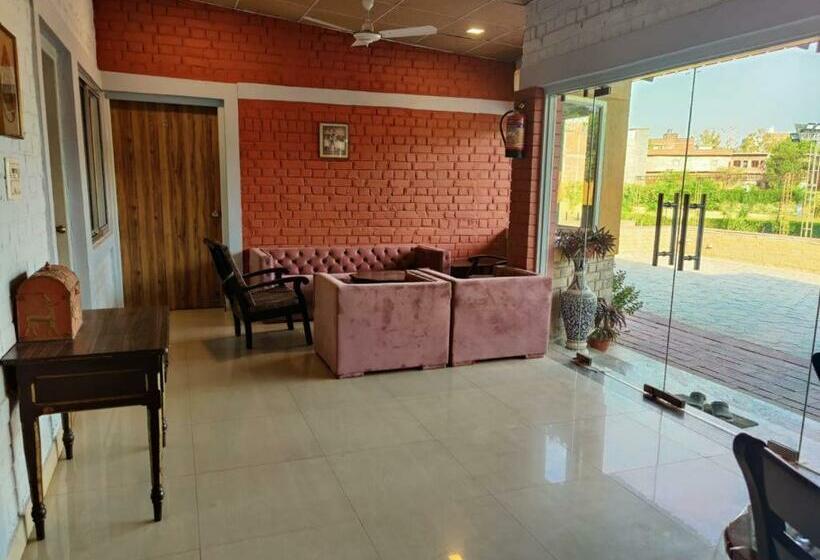 اتاق استاندارد با چشمانداز باغ, Brick Field