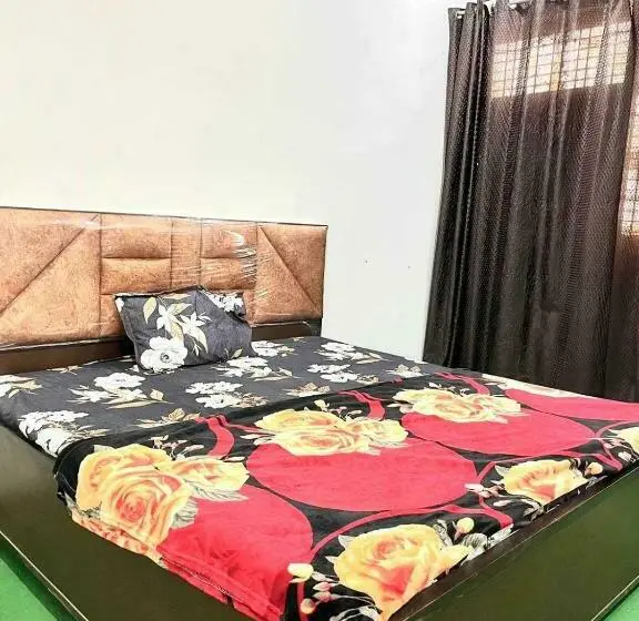 Classic Kolmen Hengen Huone, Spot On 81041 Hotel Royal Palace