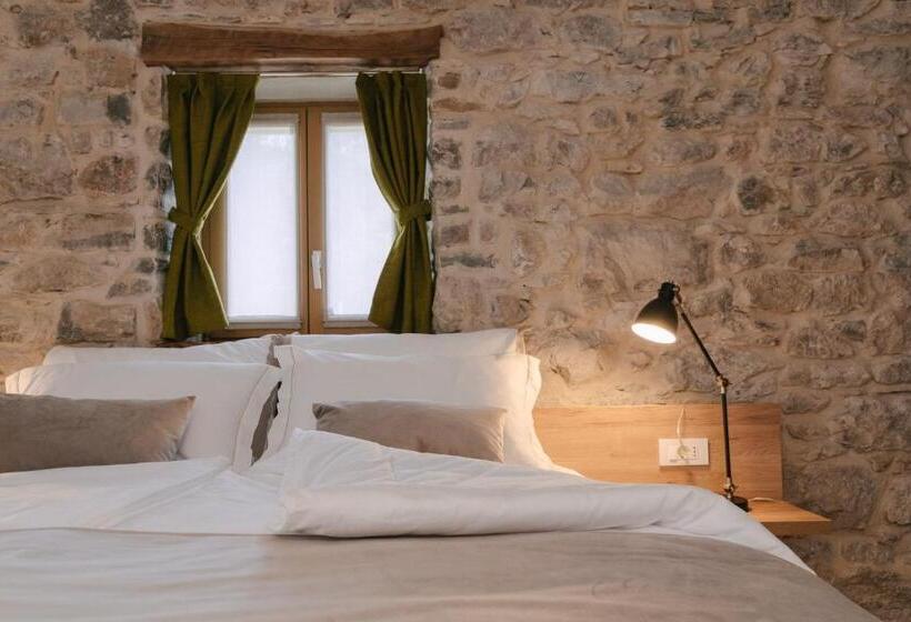 استودیوی سوپریور, Pira