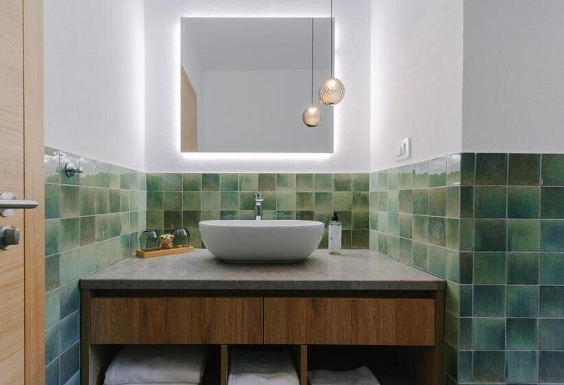 استودیوی سوپریور, Pira