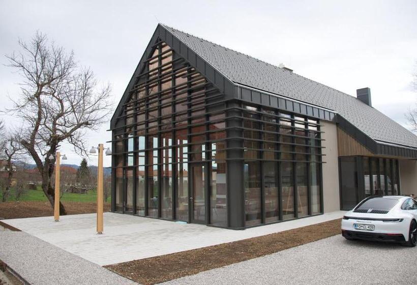 استودیوی لوکس, Pira