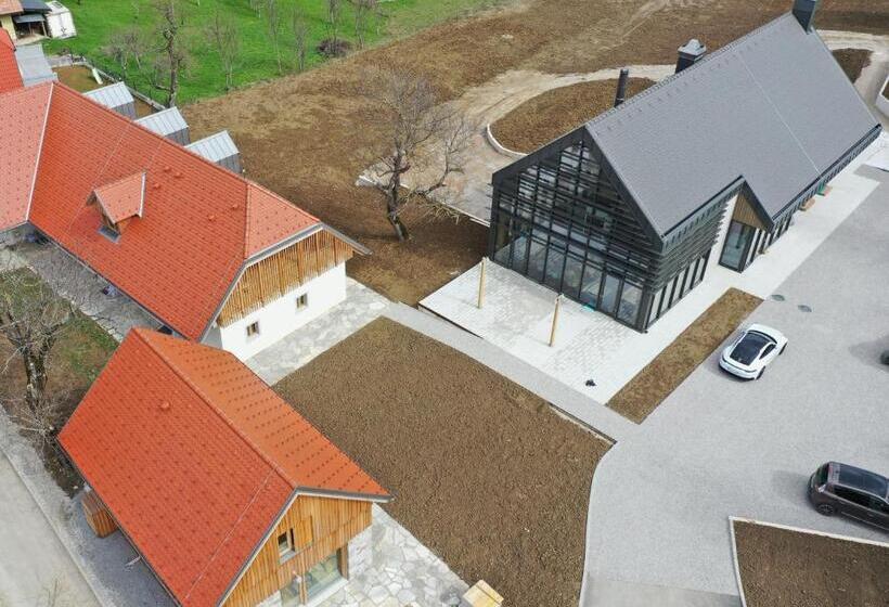 استودیوی لوکس, Pira