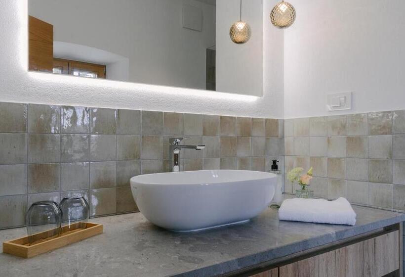 استودیوی لوکس, Pira