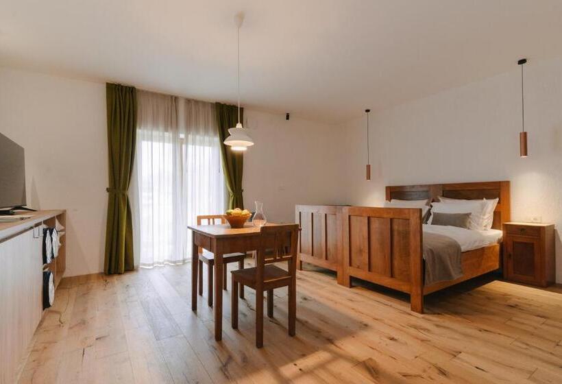 استودیوی لوکس, Pira