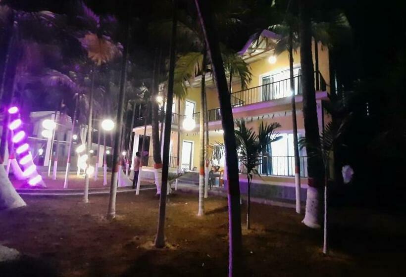 חדר משפחתי, Riva Gold By Flora Stays