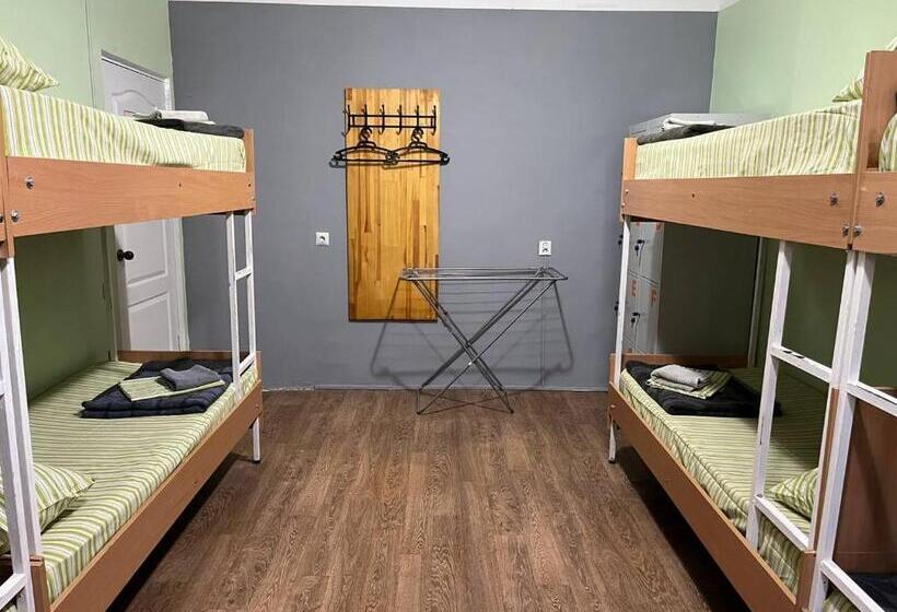 تختخواب در اتاق مشترک, Fox Hostel Kyiv
