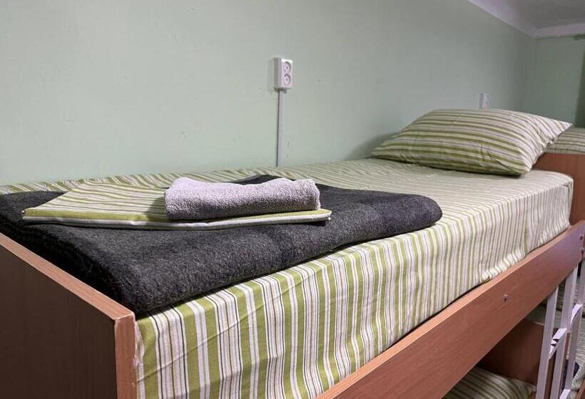 تختخواب در اتاق مشترک, Fox Hostel Kyiv