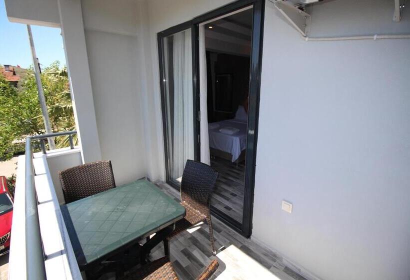 غرفة قياسية ثلاثية مزودة بشرفة, Piri Reis Butik