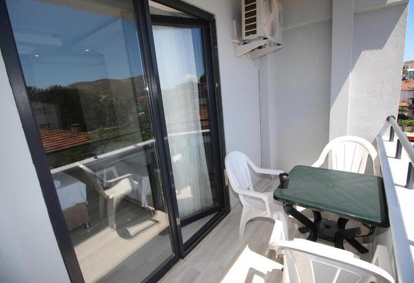 غرفة قياسية ثلاثية مزودة بشرفة, Piri Reis Butik