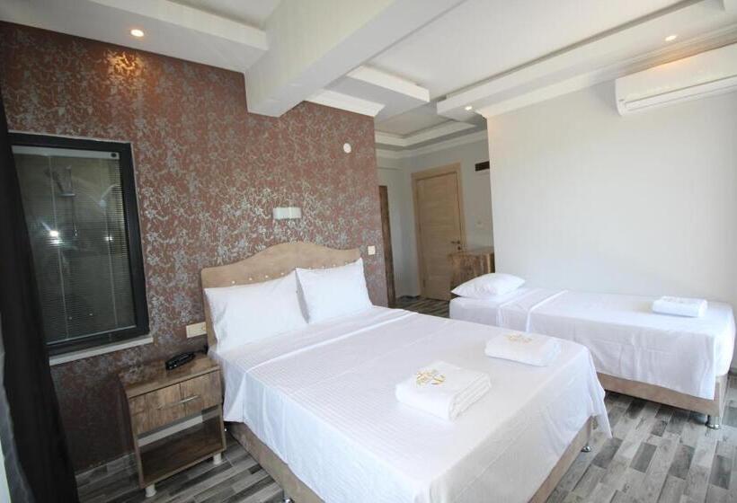 غرفة قياسية ثلاثية مزودة بشرفة, Piri Reis Butik