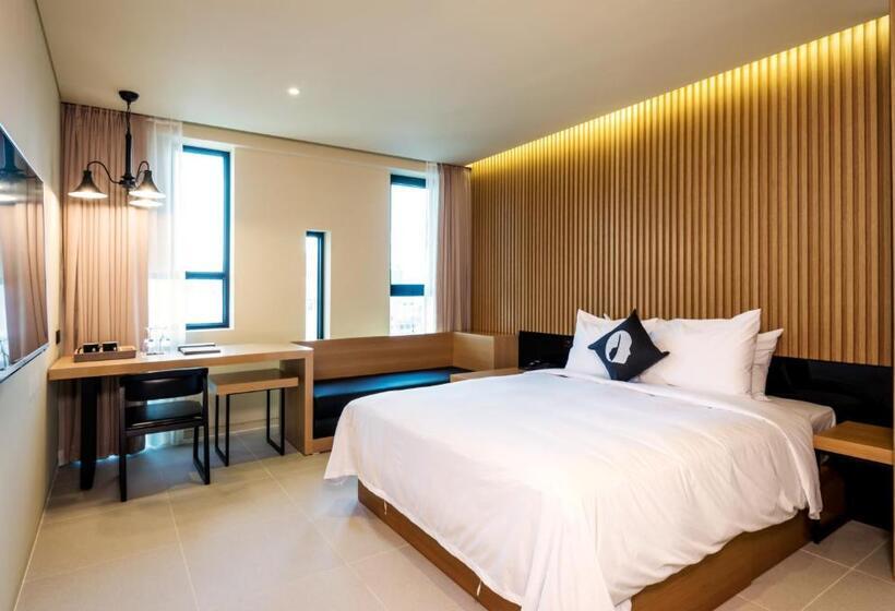 디럭스 룸, The Designers Lyj Gangnam Premier