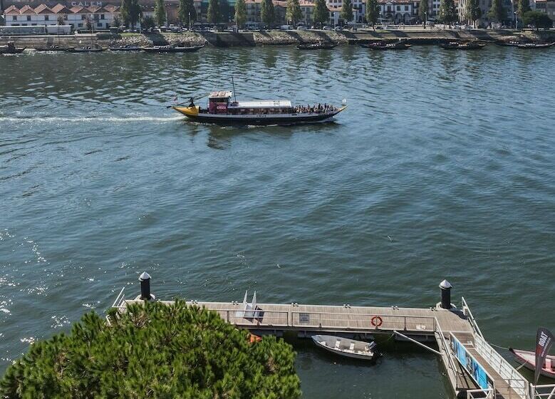 استودیوی استاندارد, Porto River
