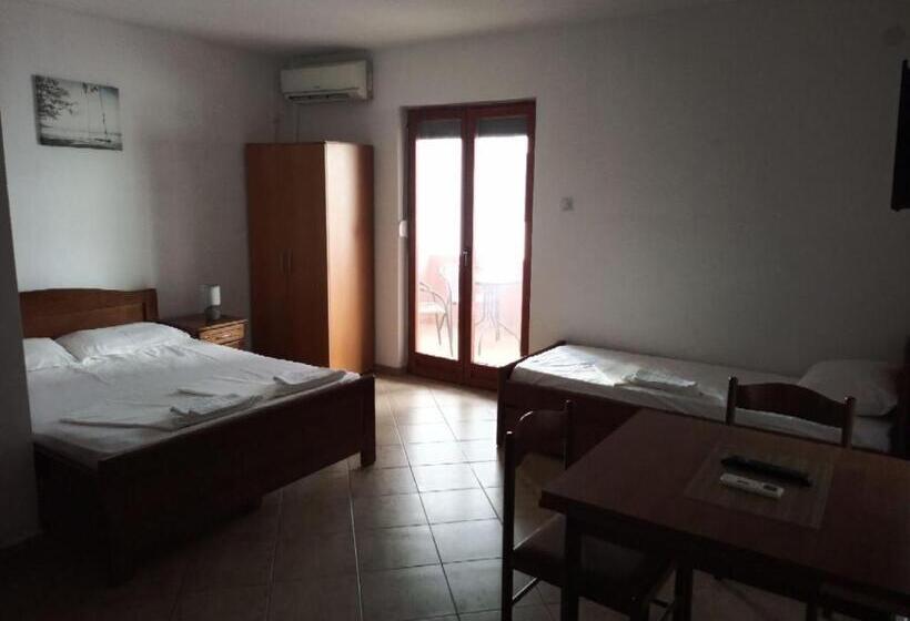 اتاق استاندارد چهارنفره با بالکن, Apartments Normannia