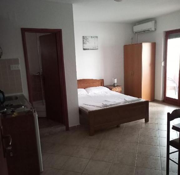 اتاق استاندارد چهارنفره با بالکن, Apartments Normannia