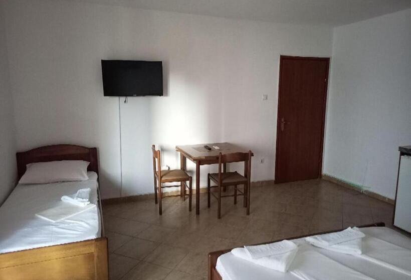 اتاق استاندارد چهارنفره با بالکن, Apartments Normannia