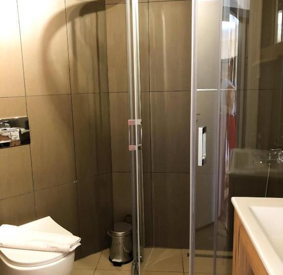 غرفة عائلية, Pinna Home