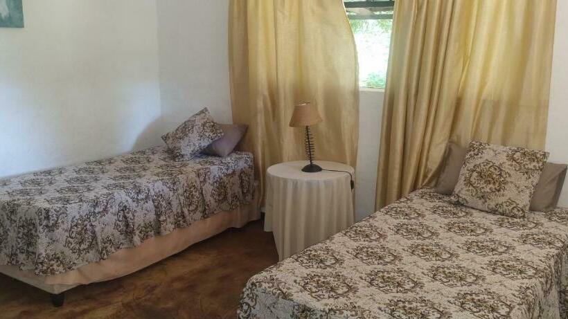 בונגלו משפחתי, Hollybrooke Adventure Farm