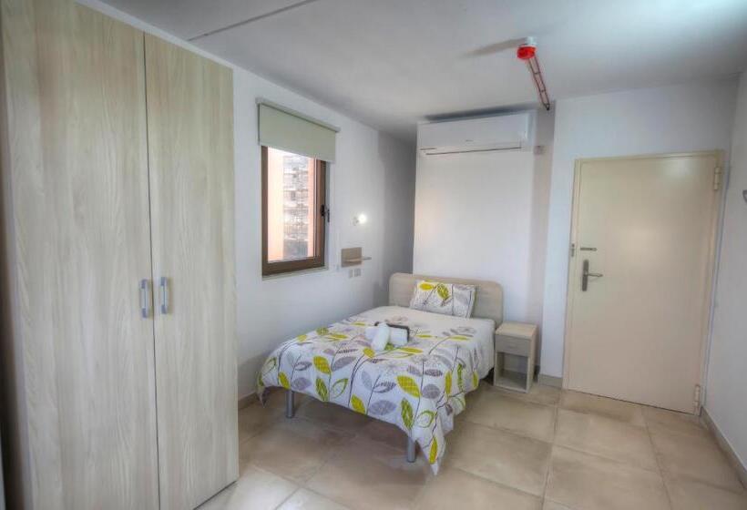 اتاق استاندارد یک تخته با سرویس بهداشتی مشترک, Campus Hub