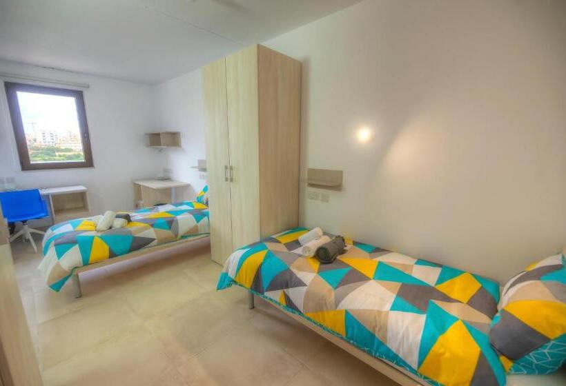 اتاق استاندارد یک تخته با سرویس بهداشتی مشترک, Campus Hub