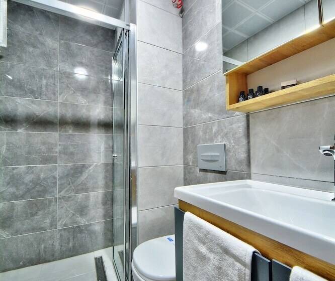 اتاق لوکس با تخت بزرگ, North Blue Life