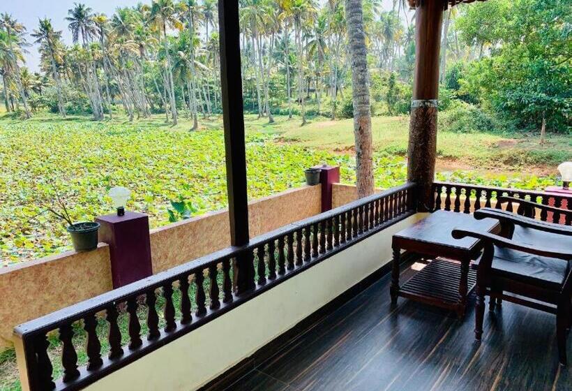 اتاق لوکس, Maadathil Cottages & Beach Resort