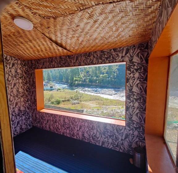 اتاق لوکس با بالکن, Circle Square