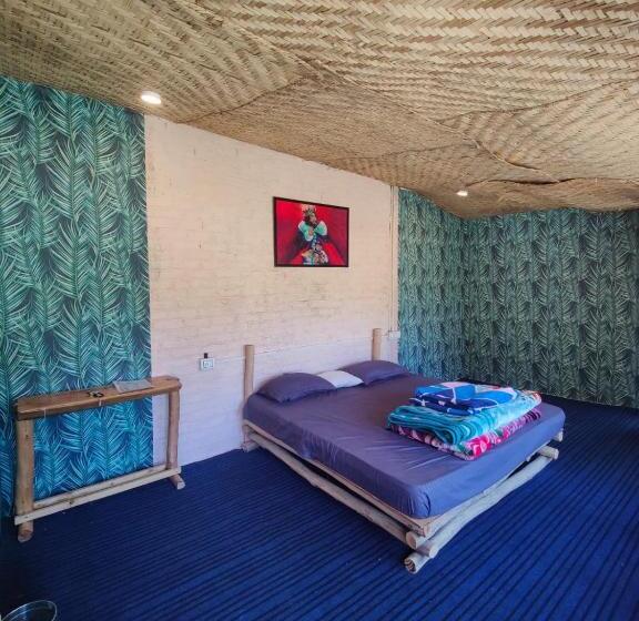 اتاق لوکس با بالکن, Circle Square