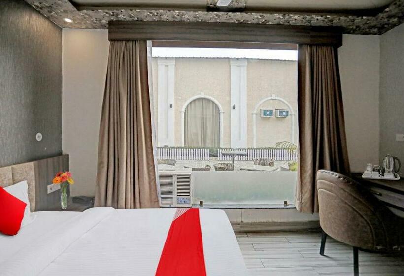 三人经典房间, Flagship Sparsh 11 Heaven