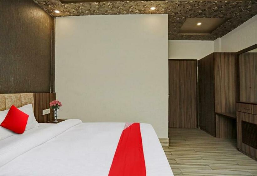 三人经典房间, Flagship Sparsh 11 Heaven