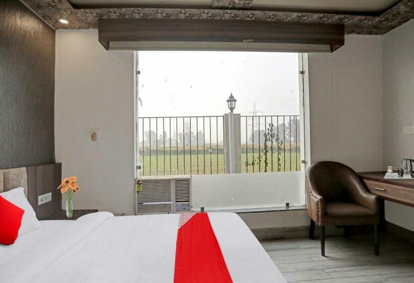 三人经典房间, Flagship Sparsh 11 Heaven