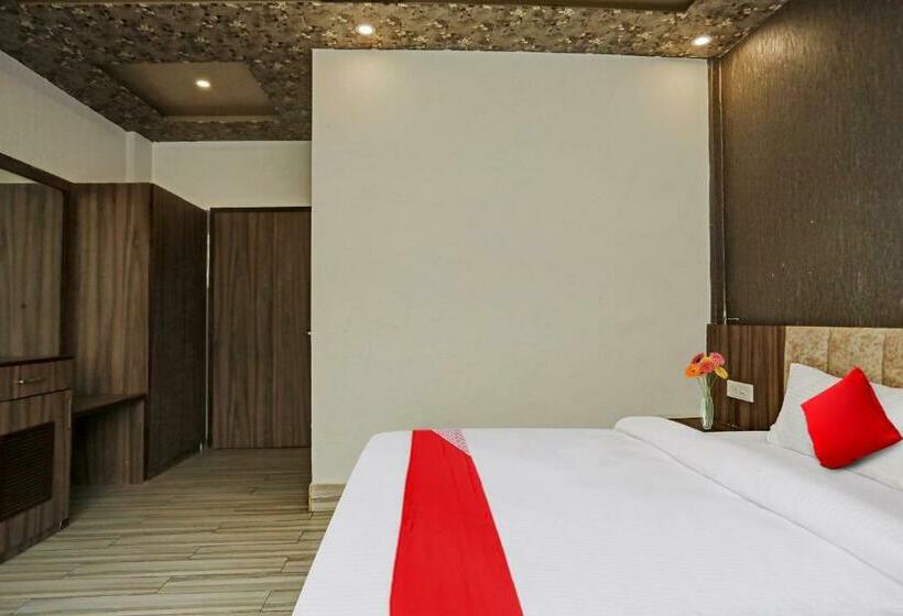 三人经典房间, Flagship Sparsh 11 Heaven