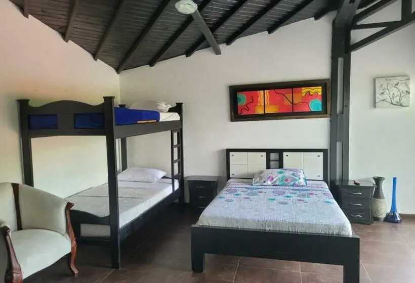 سوییت خانوادگی, Chalet La Promesa