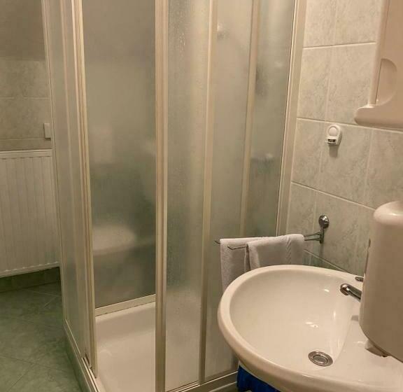 اتاق خانوادگی, Kmetija Knavs