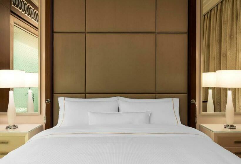 اتاق اجرایی با تخت بزرگ, Hilton Dubai Al Habtoor City