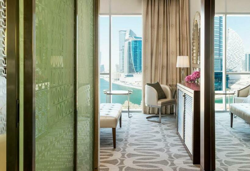 اتاق اجرایی با تخت بزرگ, Hilton Dubai Al Habtoor City