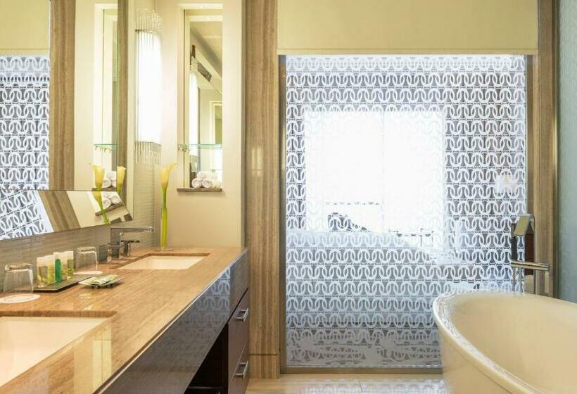 اتاق اجرایی با تخت بزرگ, Hilton Dubai Al Habtoor City