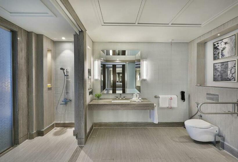 اتاق استاندارد با تخت بزرگ برای معلولان, Hilton Dubai Al Habtoor City