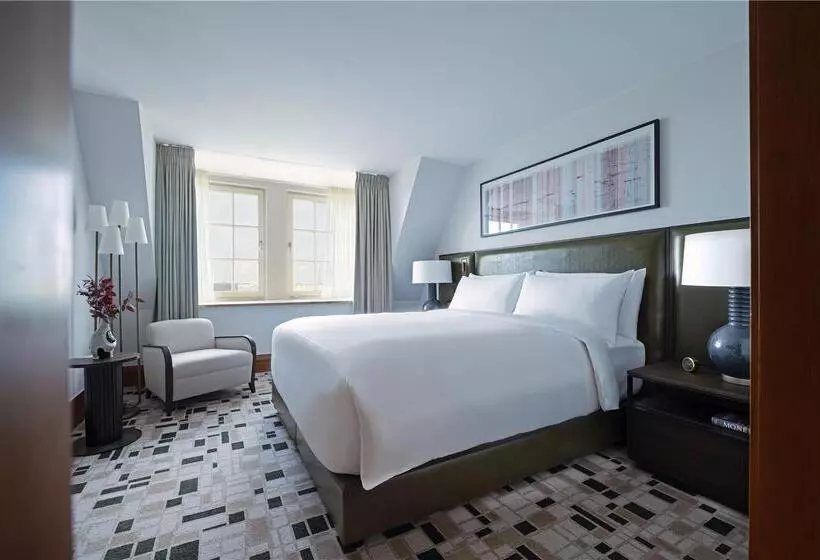 Suite King Bed