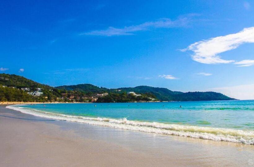سرير فى غرفة مشتركه, Ok Phuket