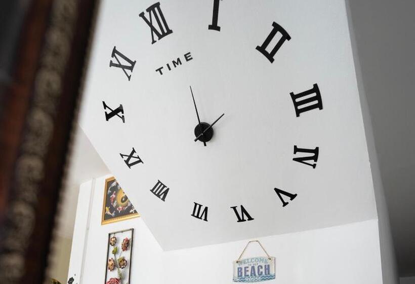 سرير فى غرفة مشتركه, Ok Phuket