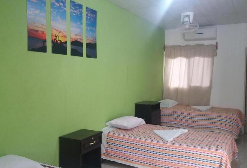 اتاق استاندارد چهار تخته, Y Restaurante Las Gardenias