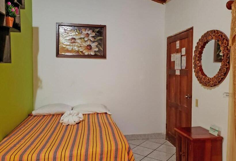 اتاق استاندارد سه نفره, Y Restaurante Las Gardenias