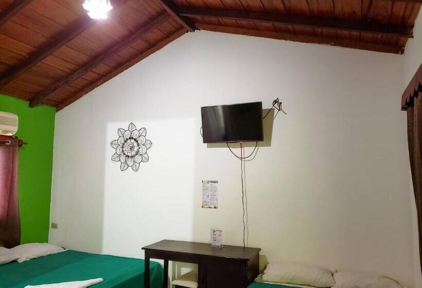 اتاق استاندارد سه نفره, Y Restaurante Las Gardenias