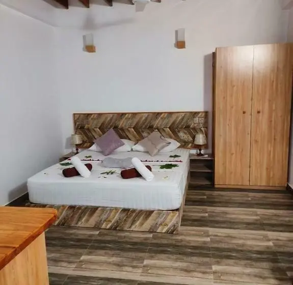 اتاق لوکس با بالکن, Cowry Inn