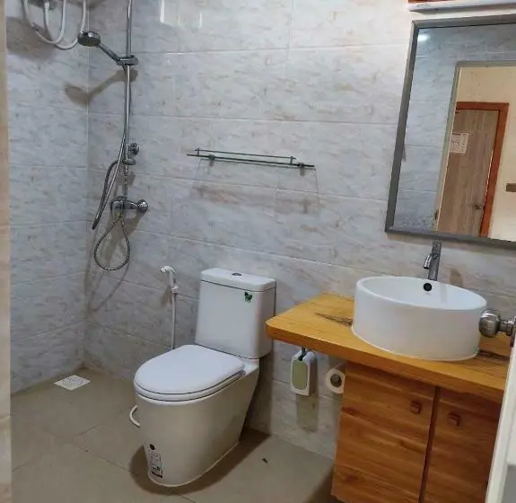 اتاق لوکس با بالکن, Cowry Inn