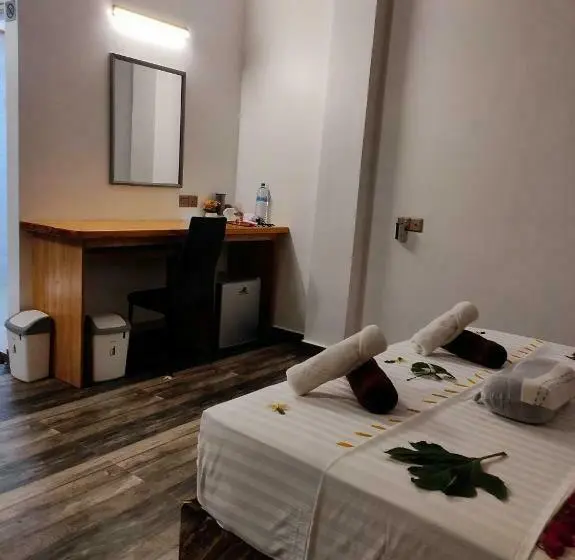 اتاق لوکس با بالکن, Cowry Inn