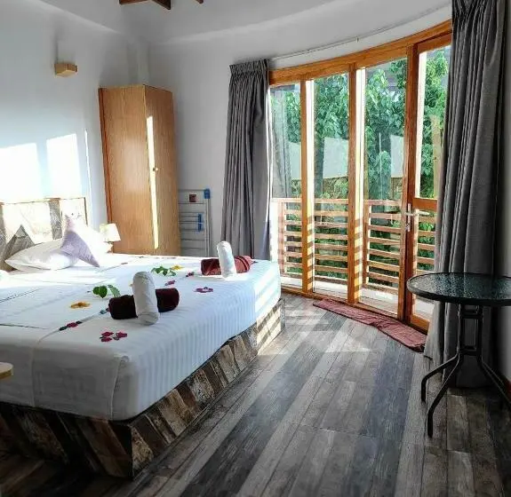 اتاق لوکس با بالکن, Cowry Inn