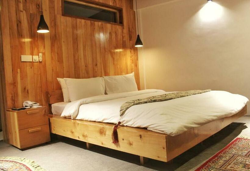 اتاق لوکس, Famree Resort Hunza