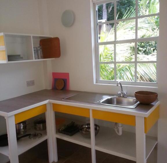 إستوديو قياسى, Mango Garden Cottages