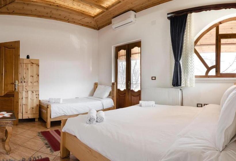 バルコニー付きスタンダードトリプルルーム, Alpeta Agrotourism & Winery   Roshnik , Berat
